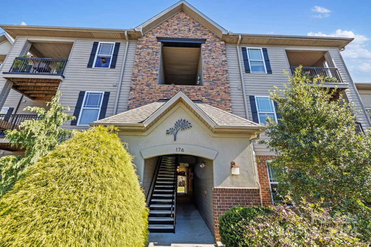 176 Brickton Village Circle 107