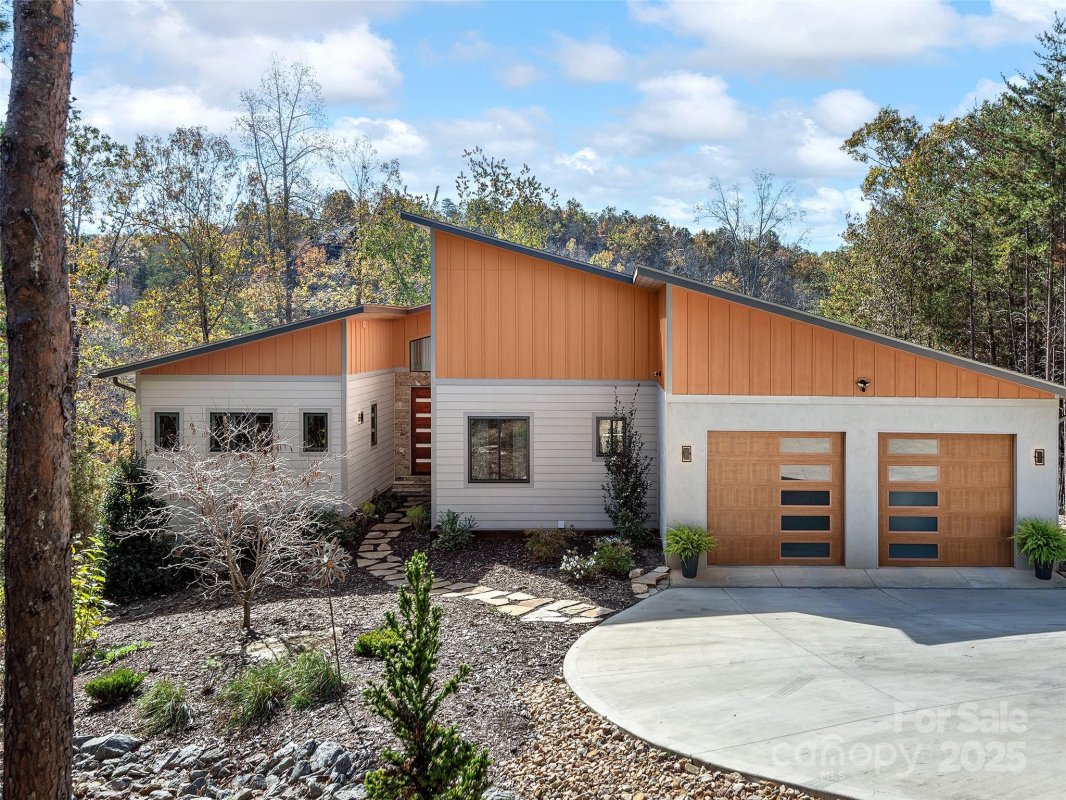 237 N Mountain Lane