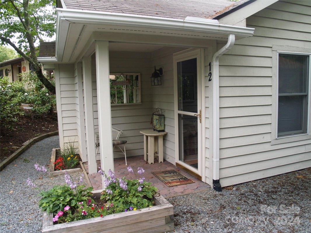 12 Summit Lane