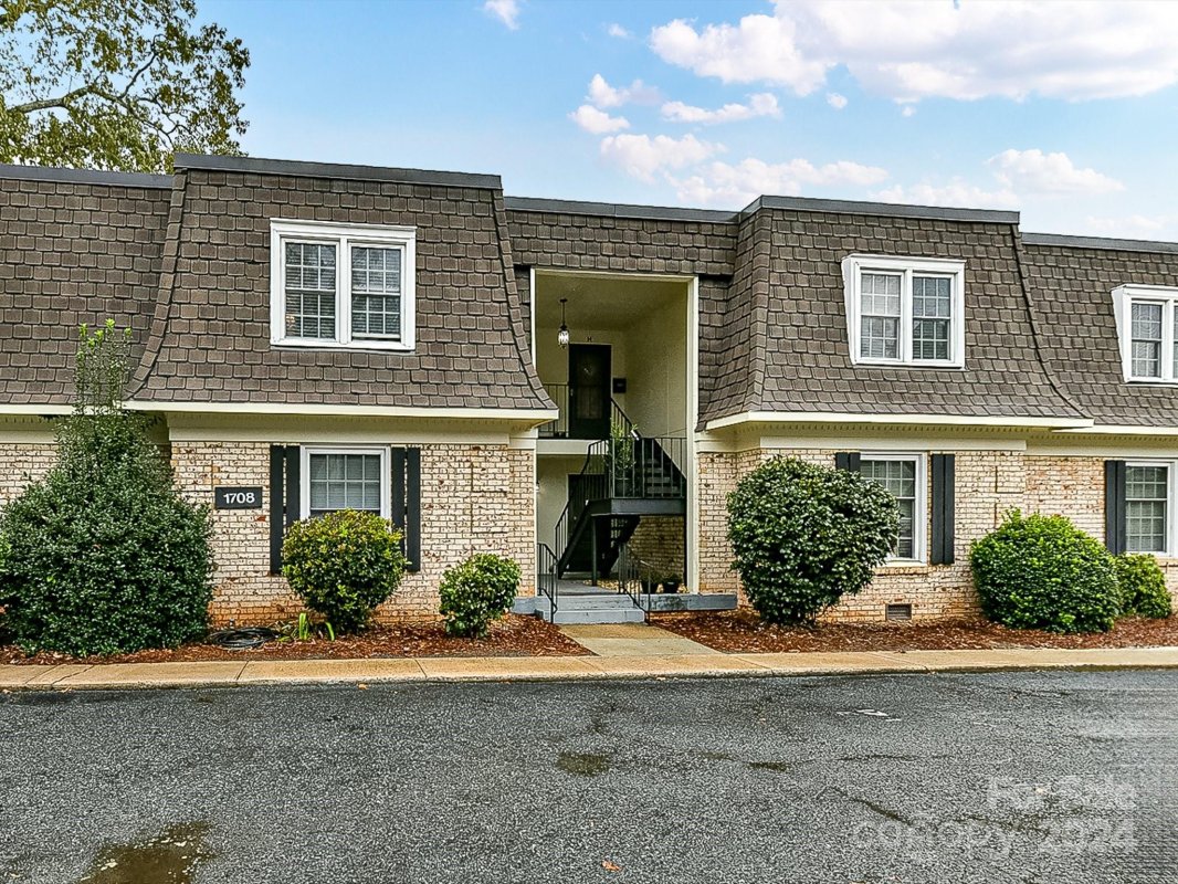 1708 Roxborough Road E