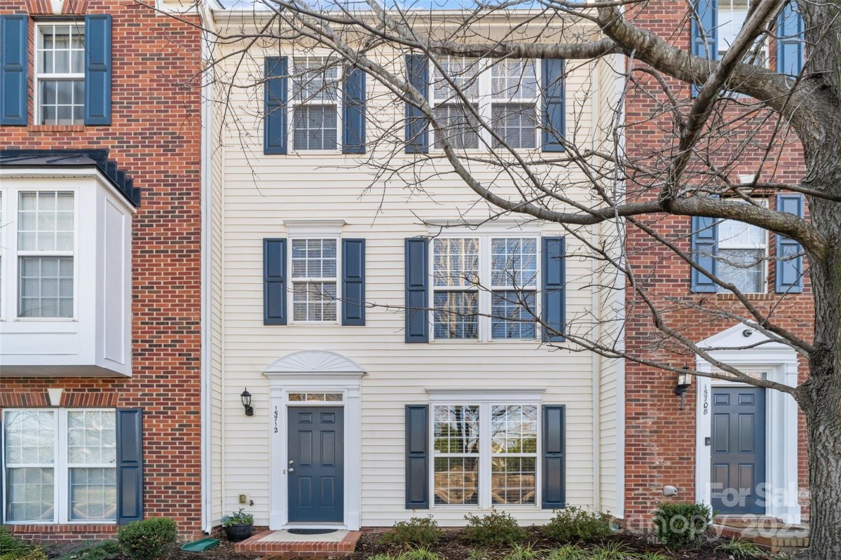 15712 Kensington Palace Lane