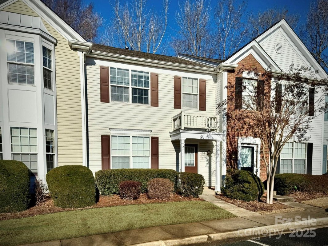 2711 Thornbush Court