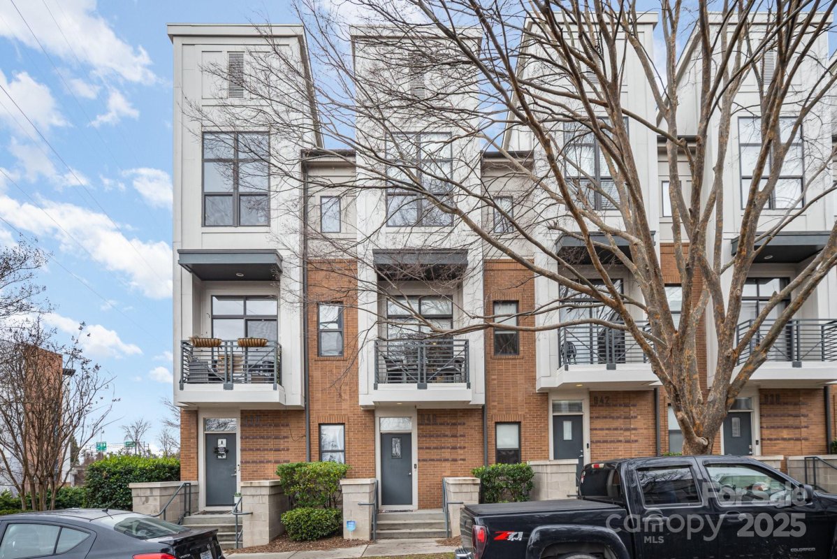946 E 8th Street