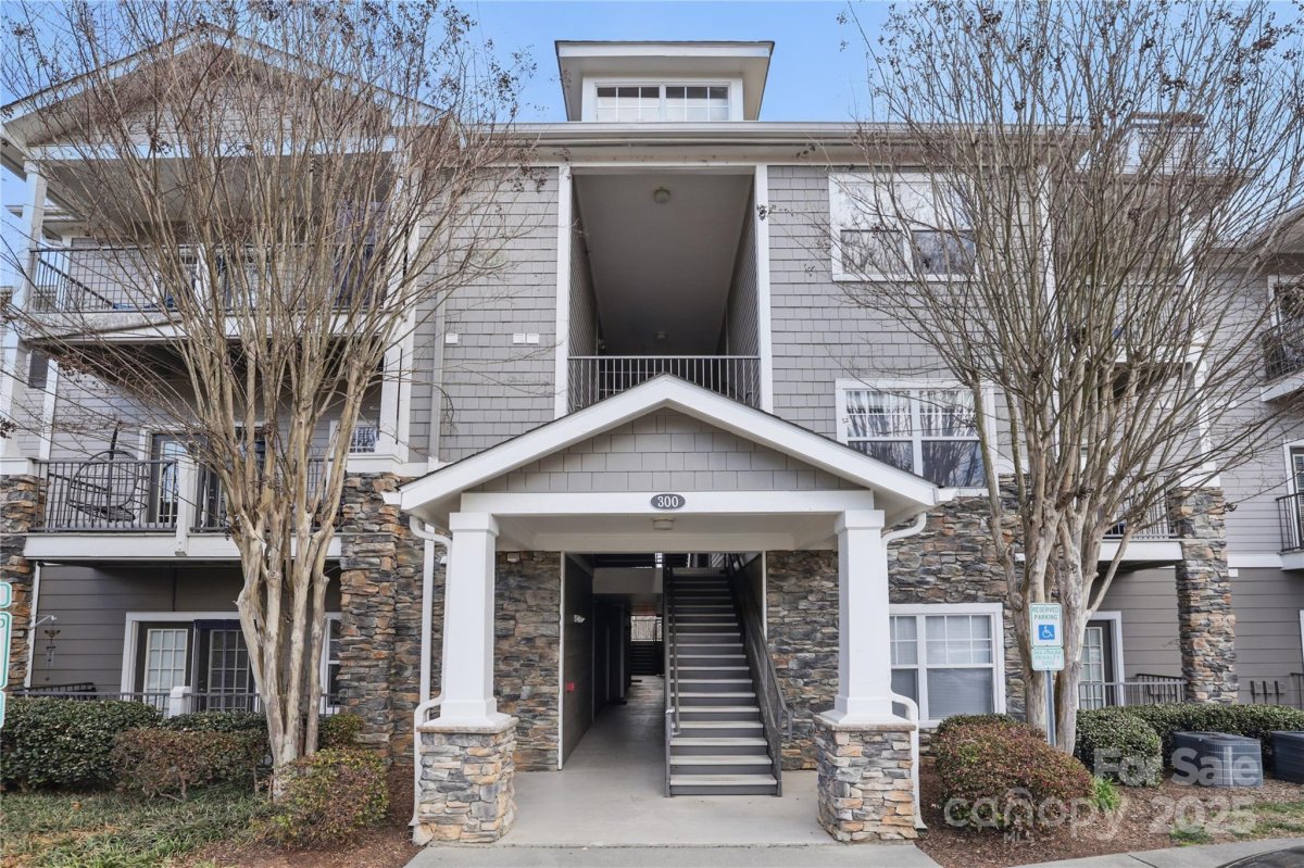 300 Vista Lake Drive 207