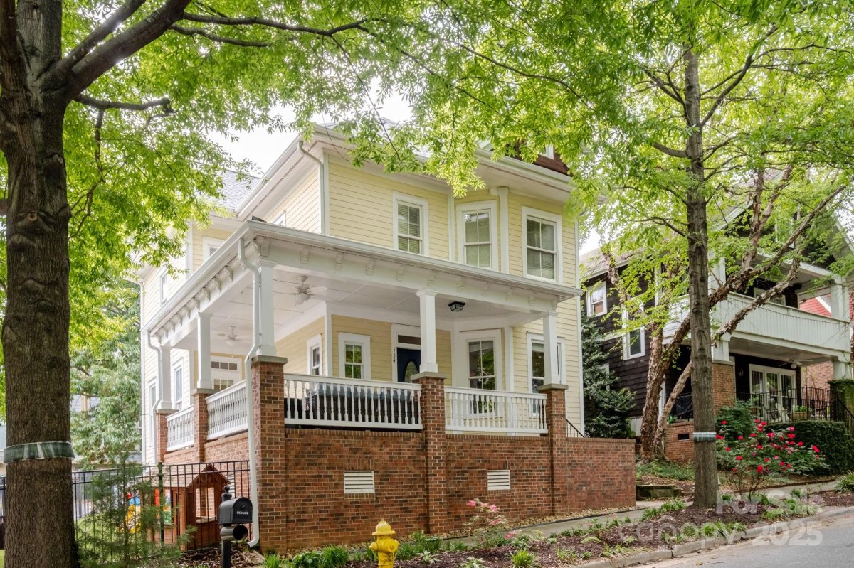 734 E 10th Street