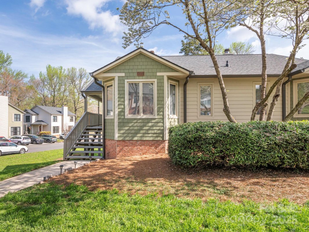 1022 Kenilworth Court