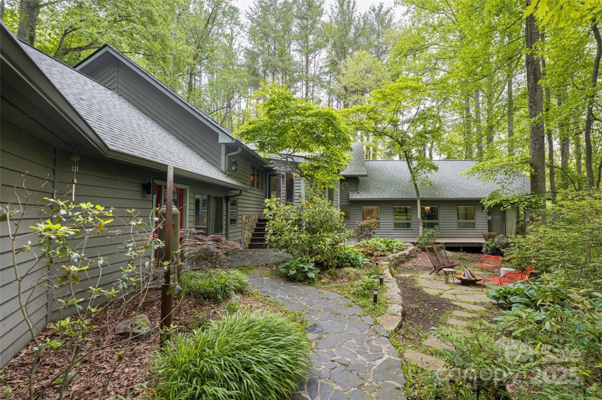 14 Oak Hollow Drive