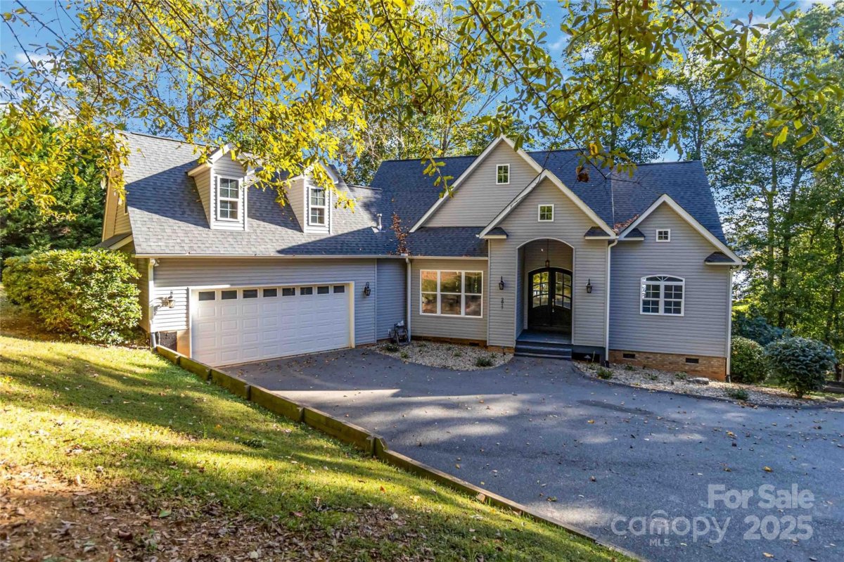 2817 Lakefront Drive