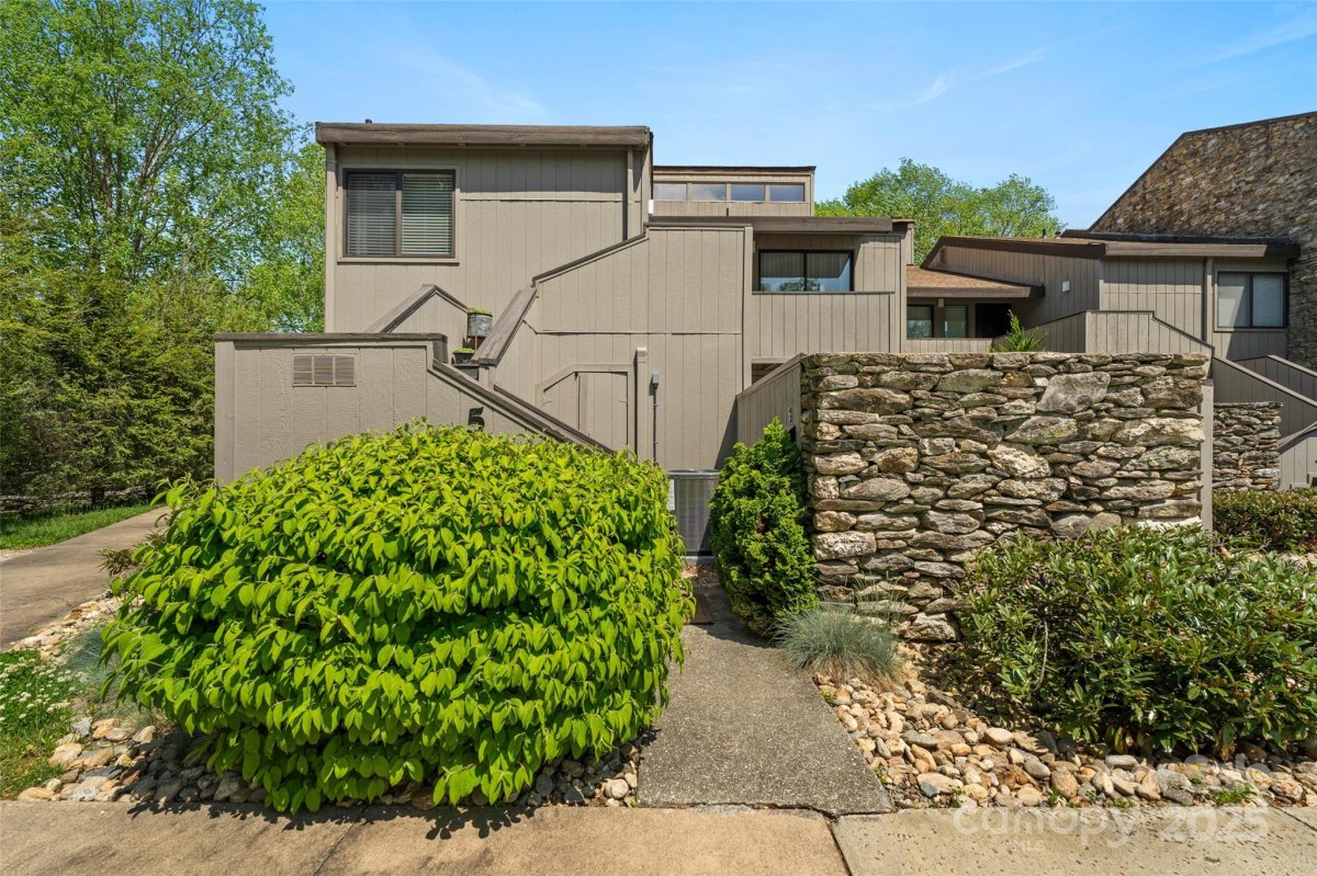 5 Lakemoor Lane