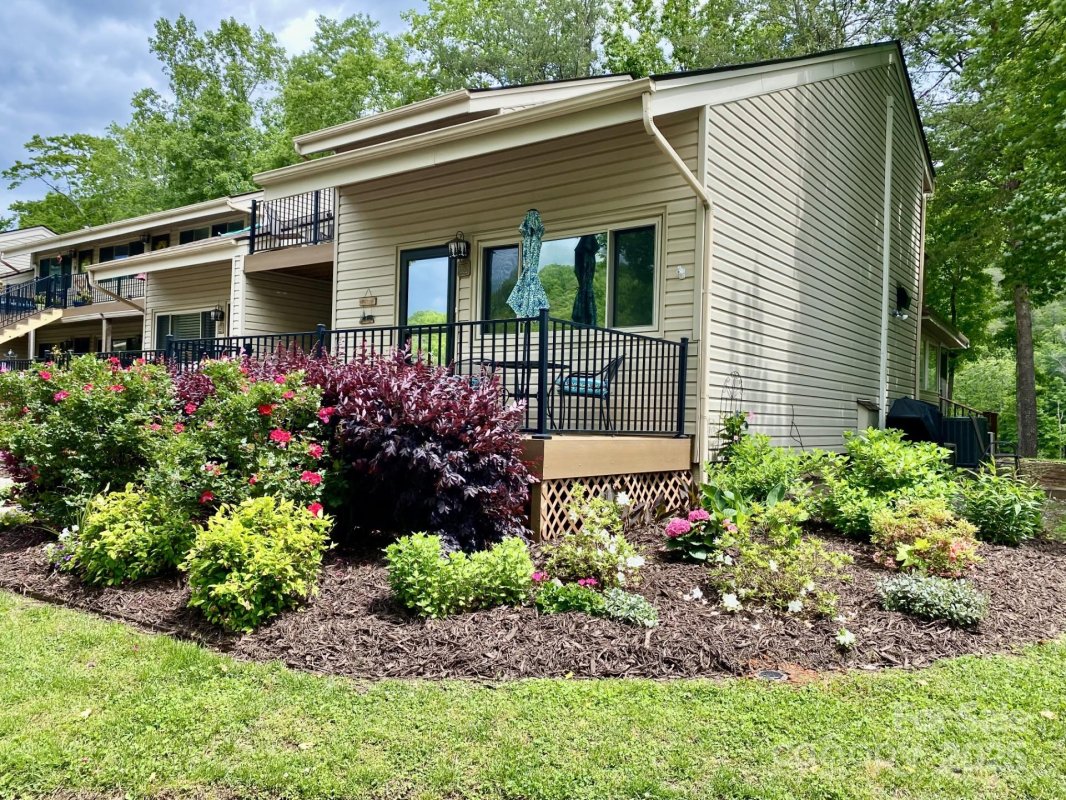 118 W Lake Drive 205