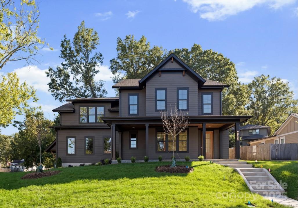 922 Everett Place