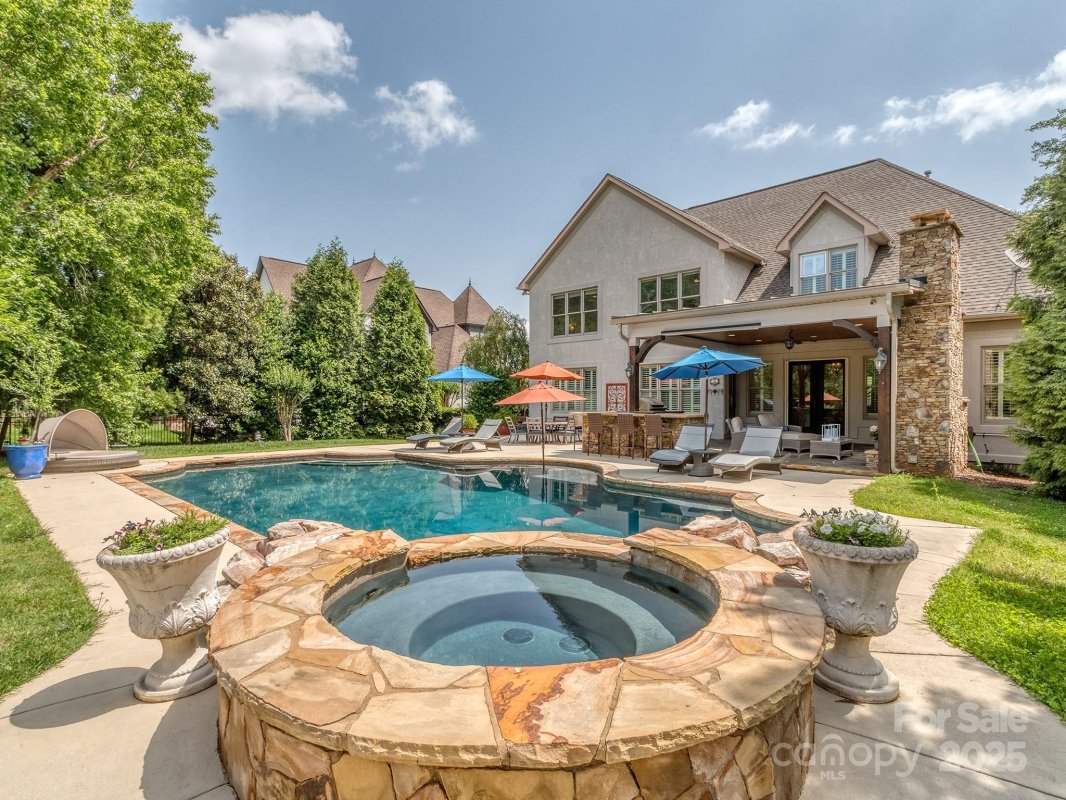 1404 Lookout Circle