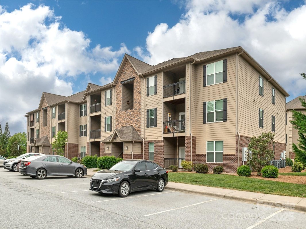 91 Brickton Village Circle 206