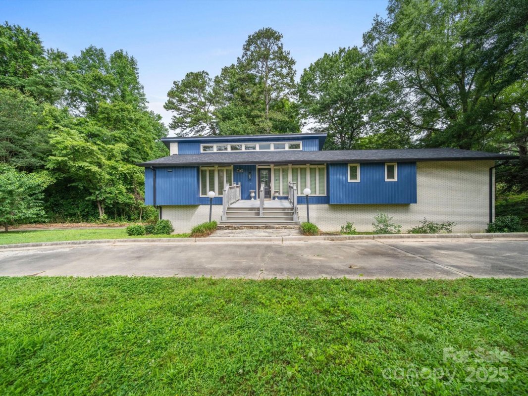 1261 Westbrook Circle