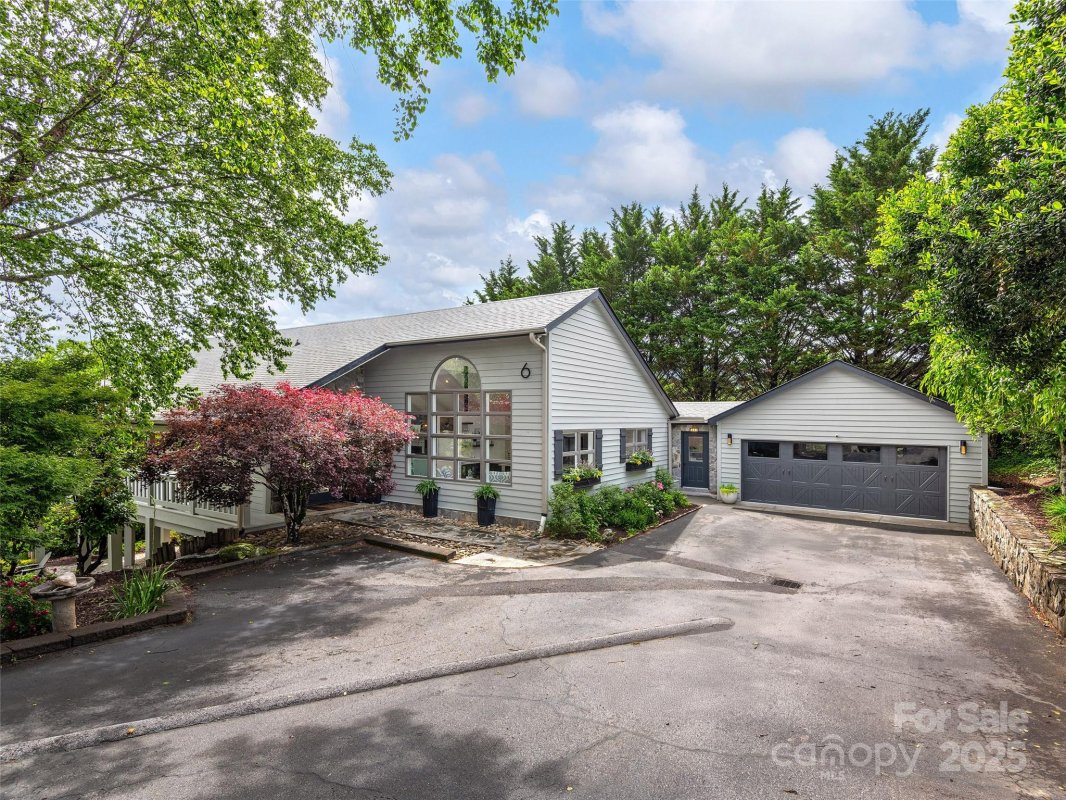 6 Lakeway Circle