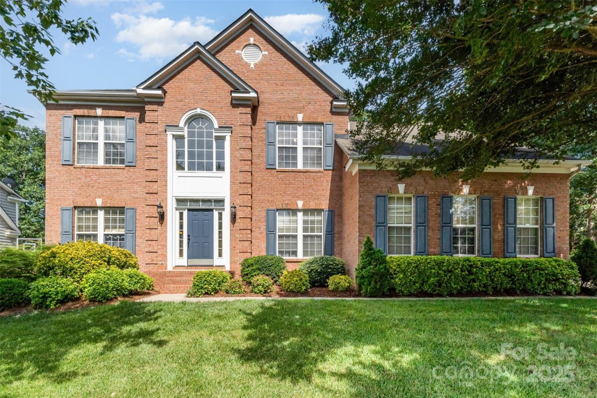 1002 Hollyhedge Lane
