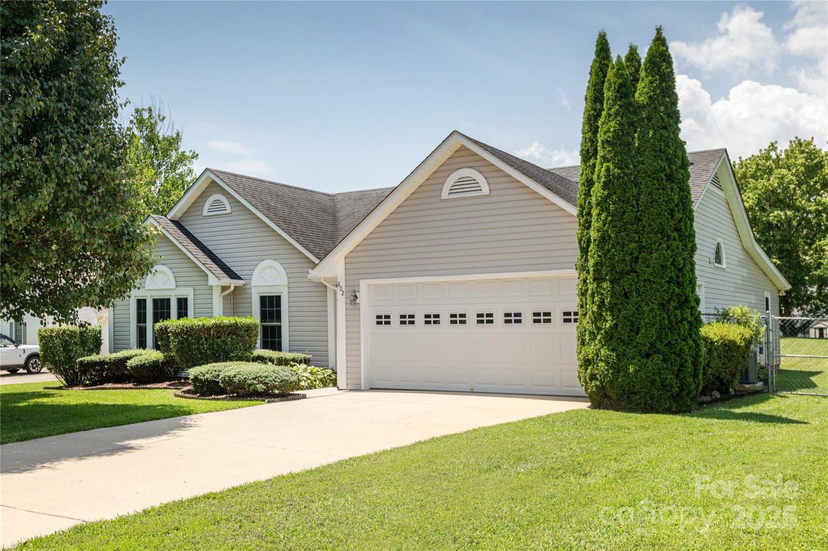 802 Woodlark Court
