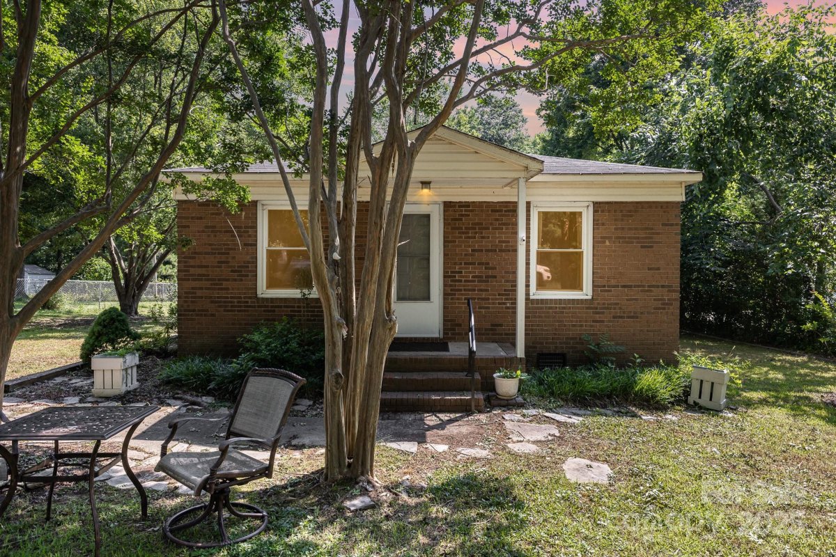 6616 Woodlawn Lane