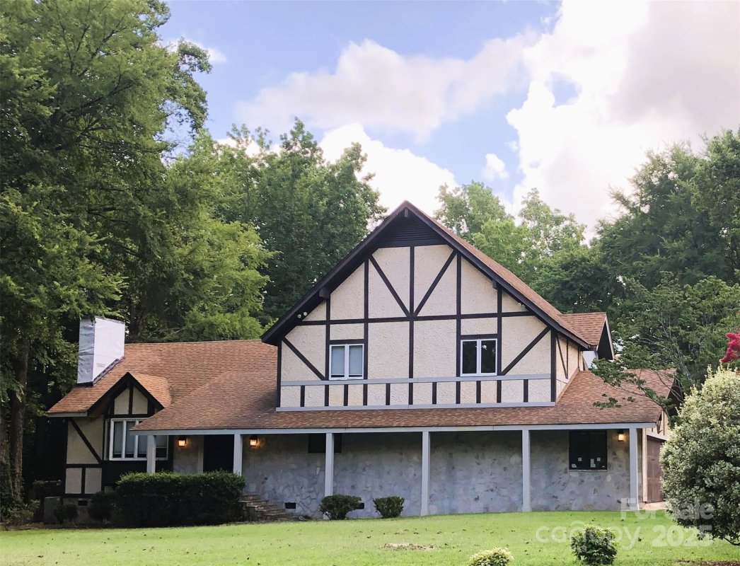 2413 Cross Country Road
