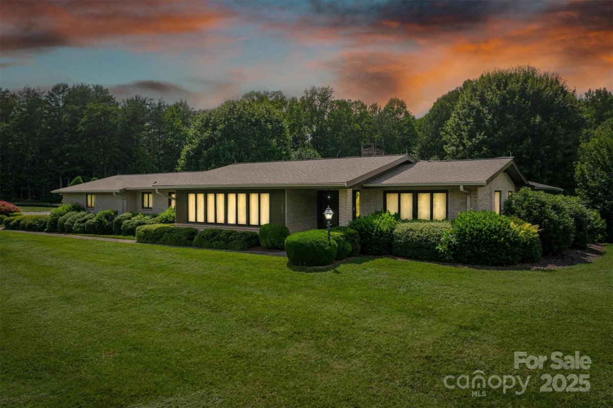 2813 Lakeview Drive