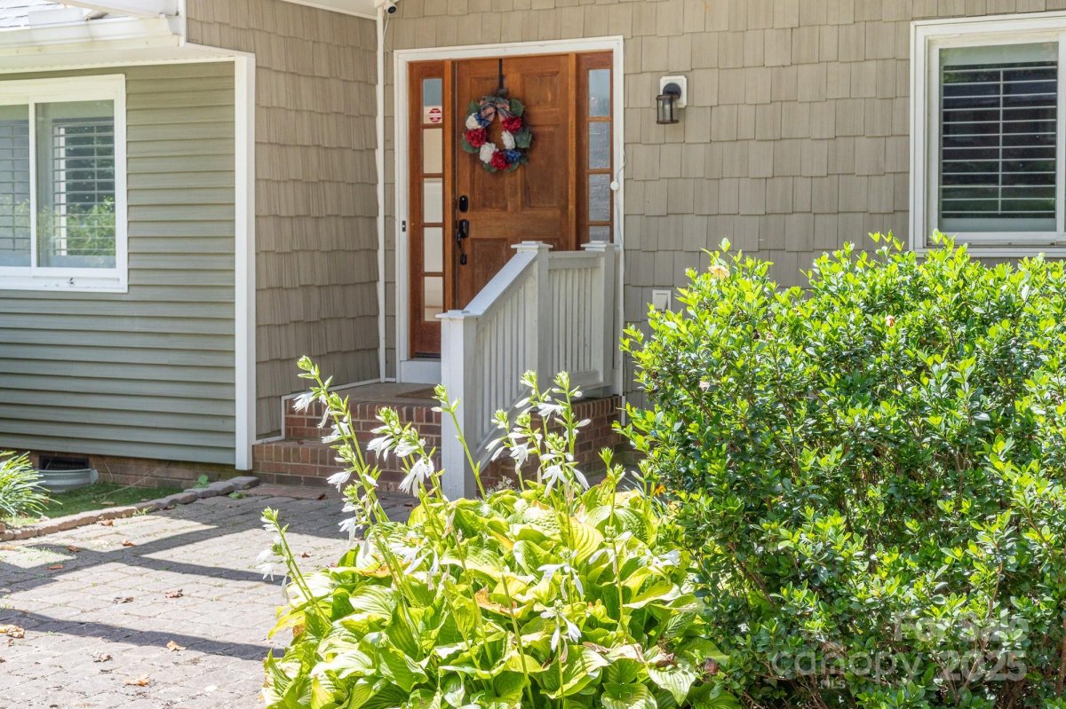 512 Saint Cloud Drive