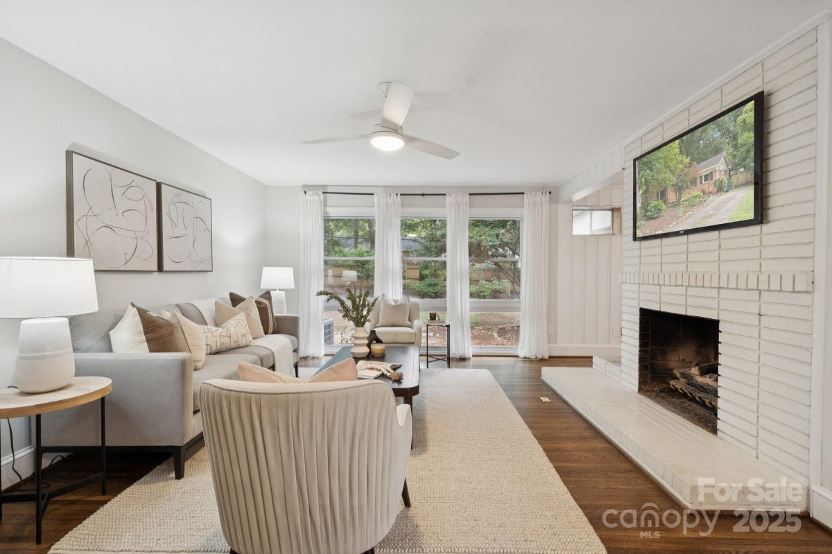 1944 Sandhurst Drive
