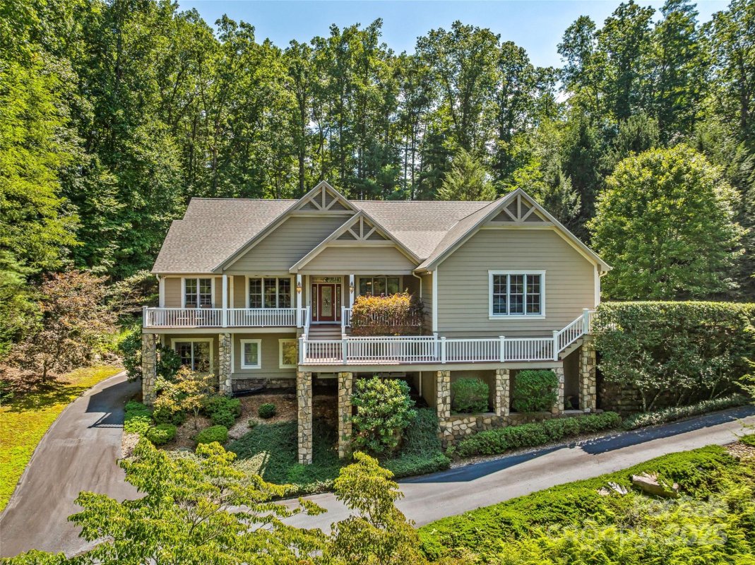 220 Amblewood Trail