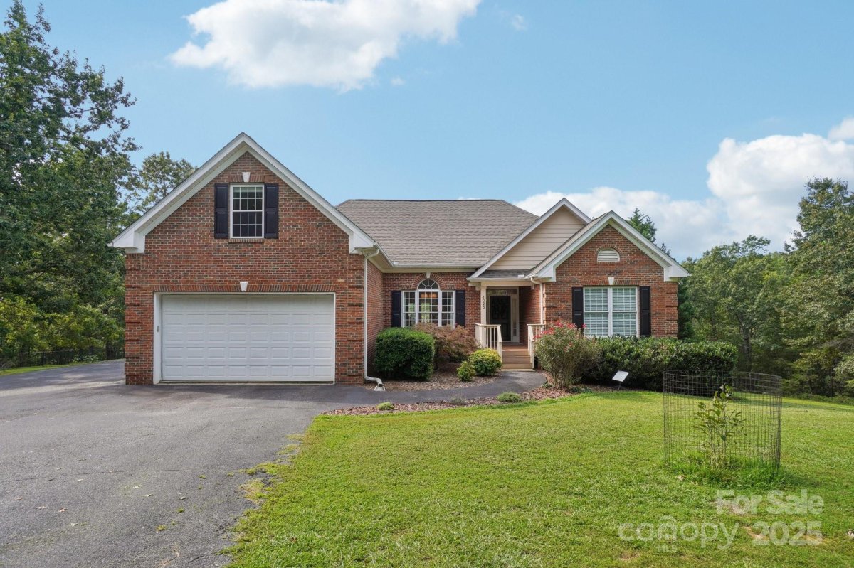 1025 Highland View Lane