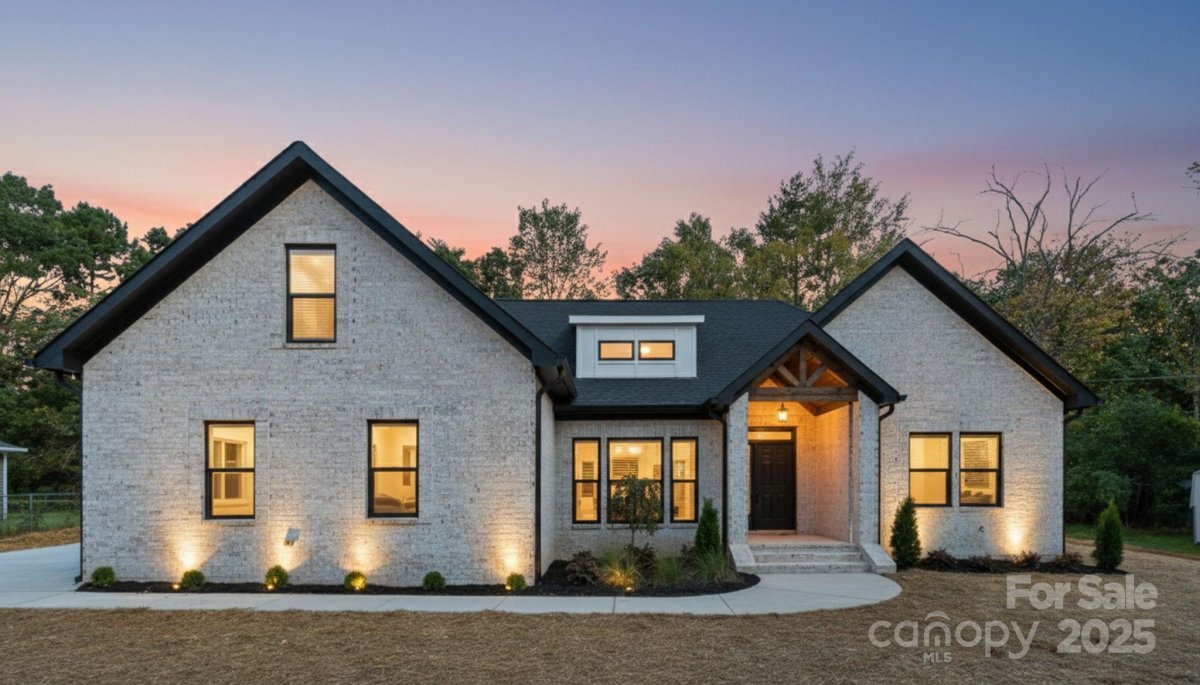 215 Picketts Circle
