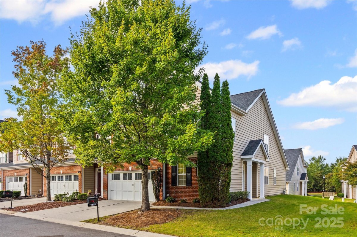 11022 Lucky Horseshoe Lane