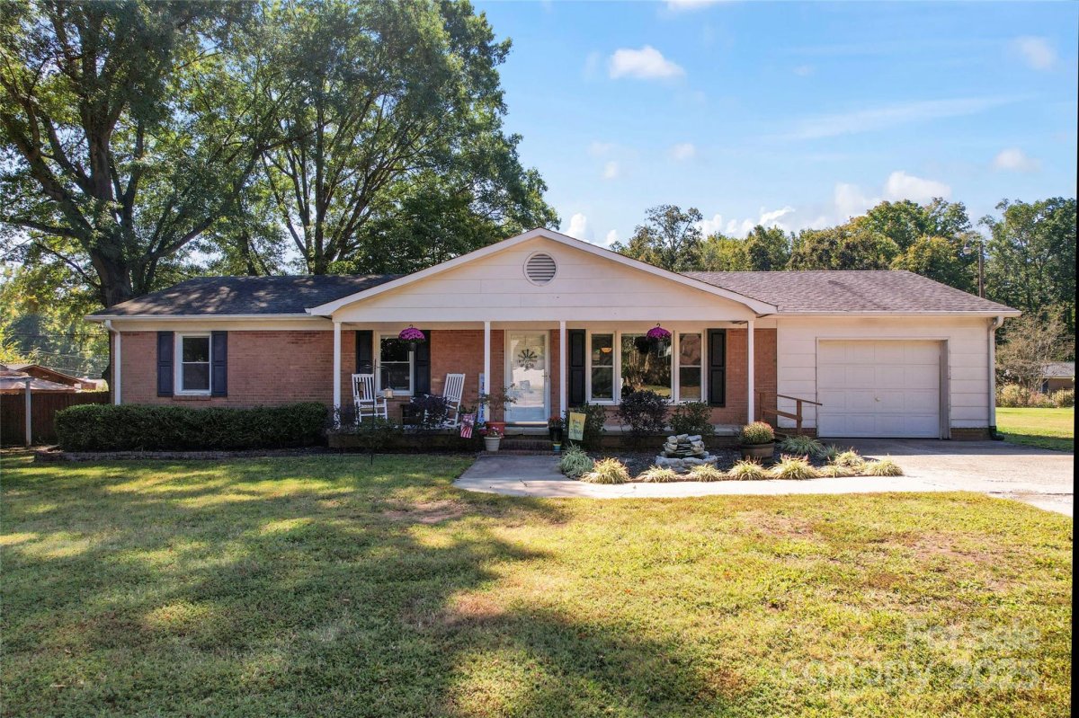 307 Meadowood Circle