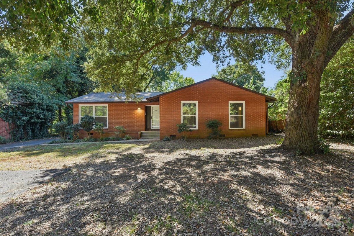 900 E Woodlawn Road