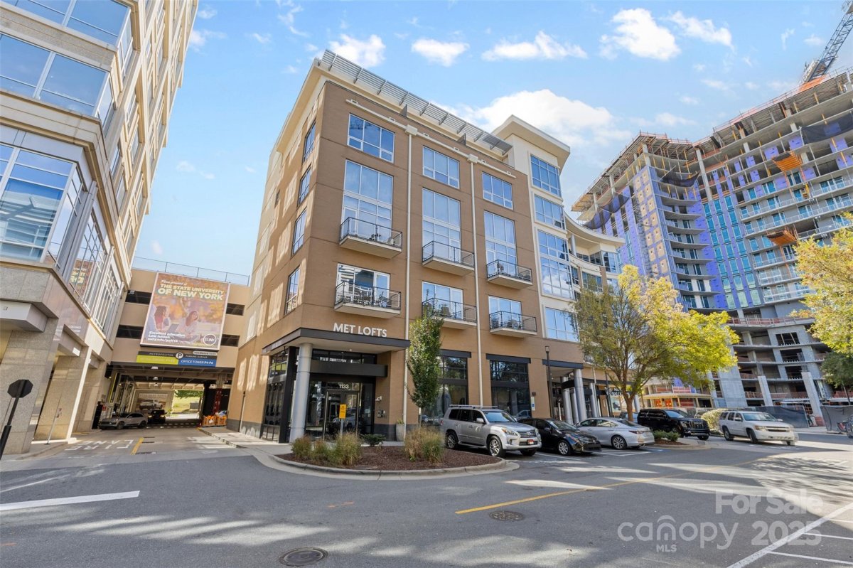 1133 Metropolitan Avenue 613
