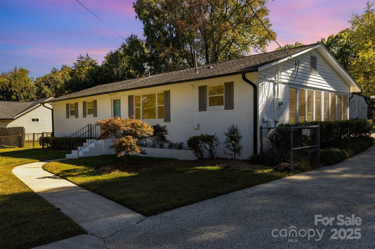 908 Ravendale Drive