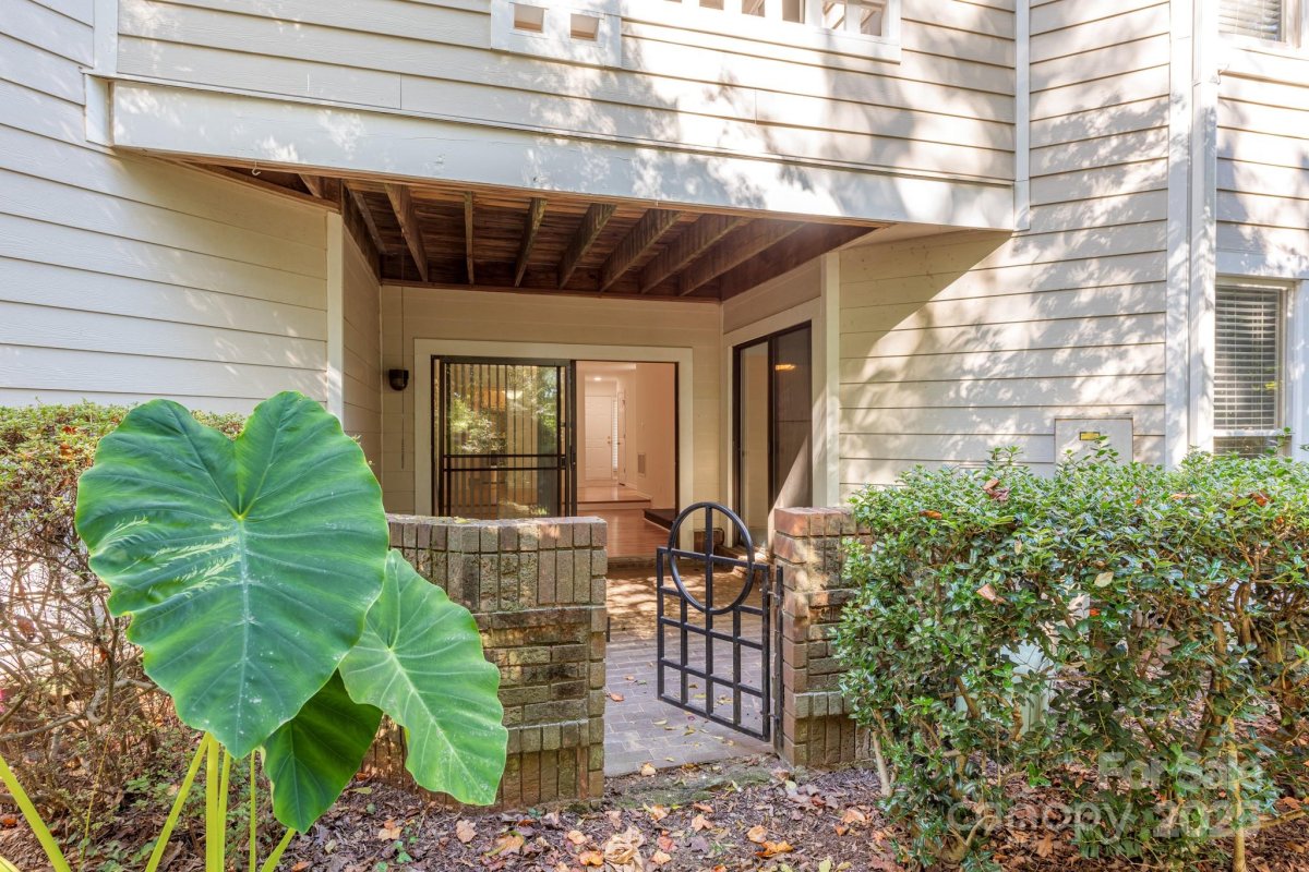 2715 Selwyn Avenue 34