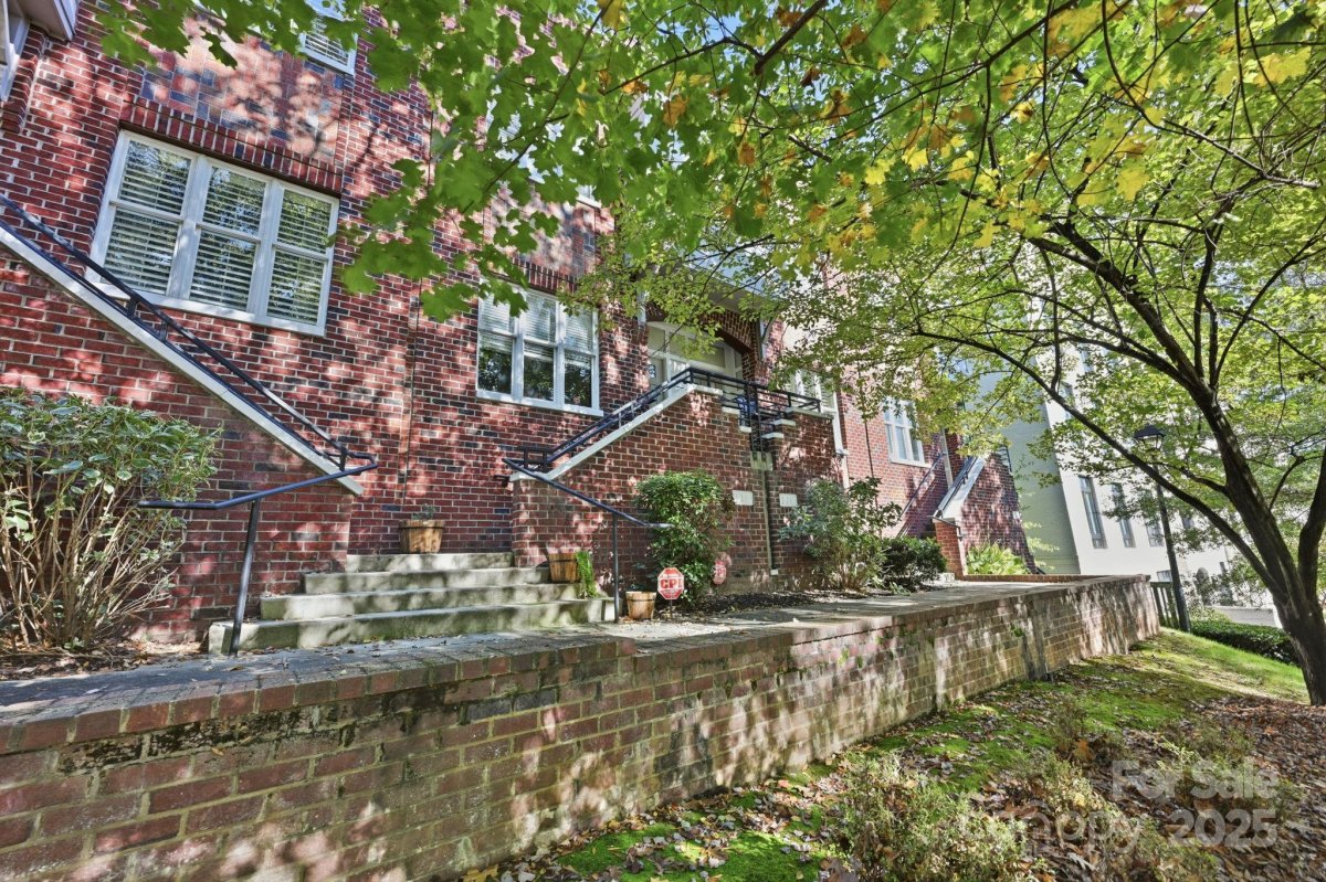 100 N Laurel Avenue