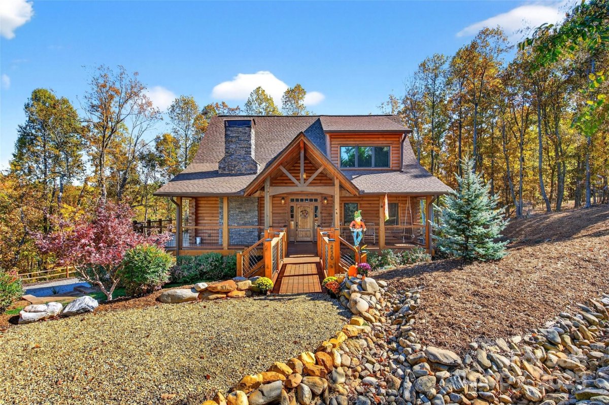250 Woodgate Trail