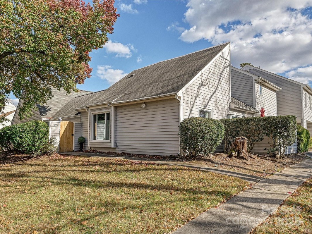 1612 Hollow Drive