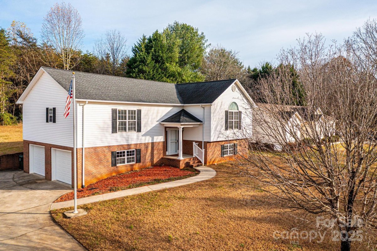 112 Meadowcreek Drive