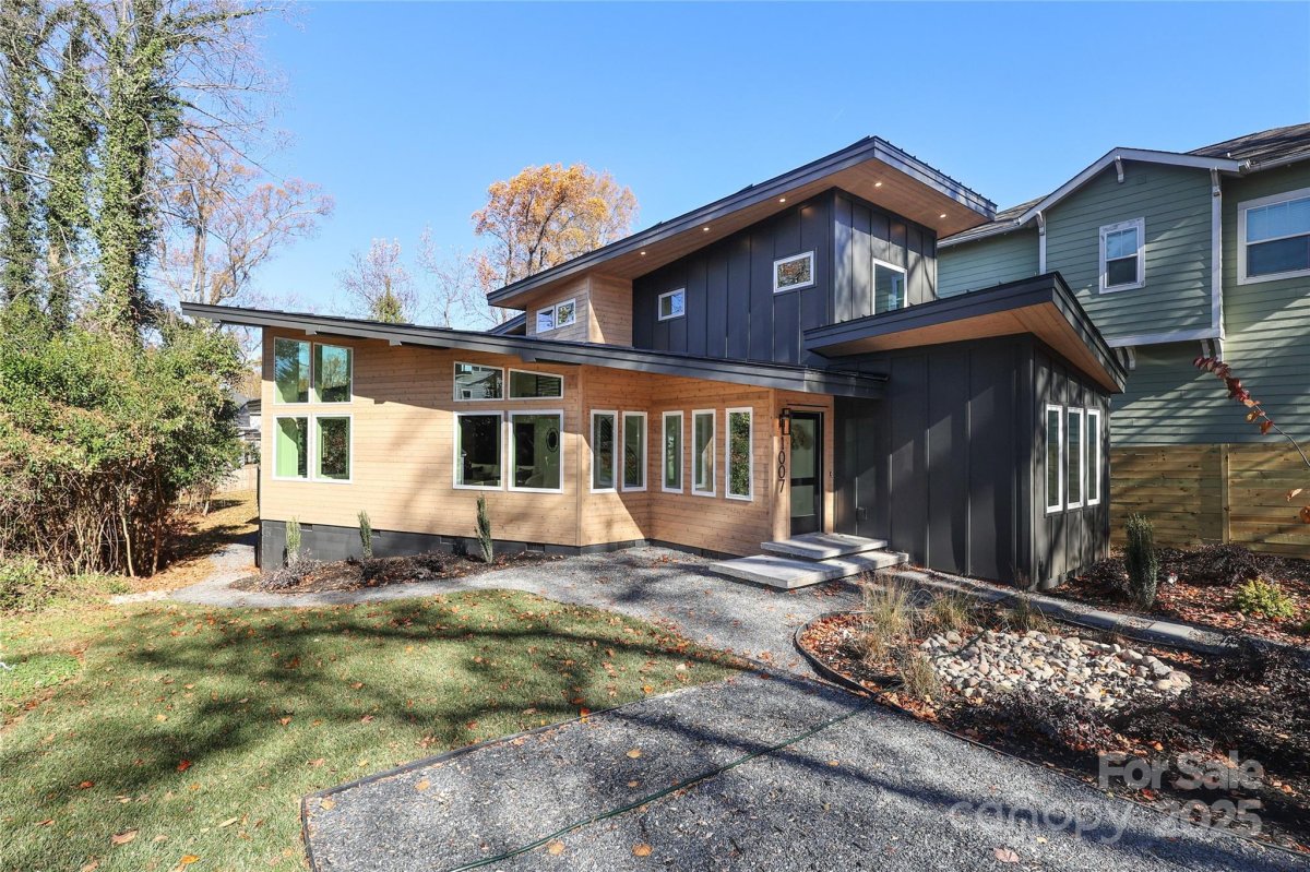 1007 Everett Place