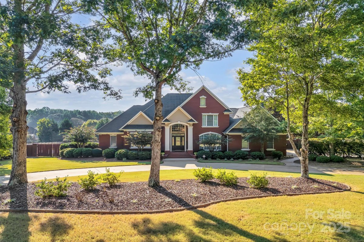 137 Clearcreek Drive