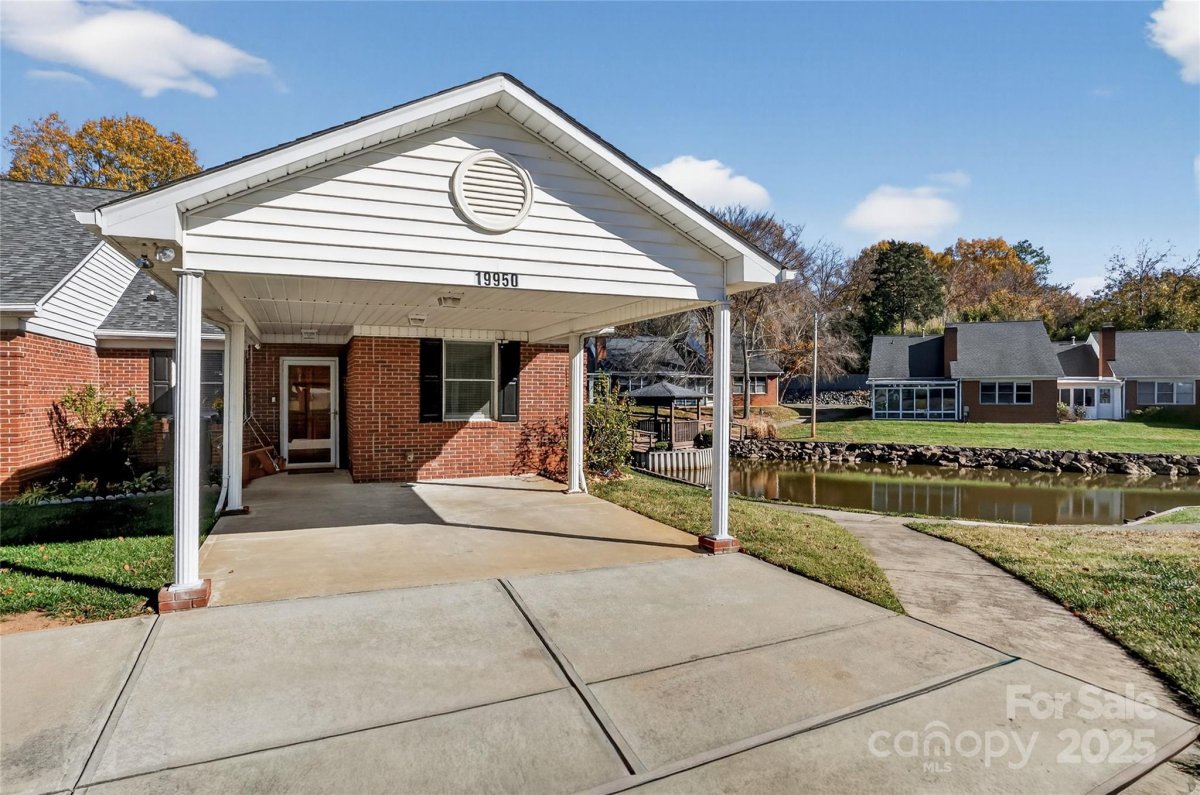 19950 Oak Leaf Circle