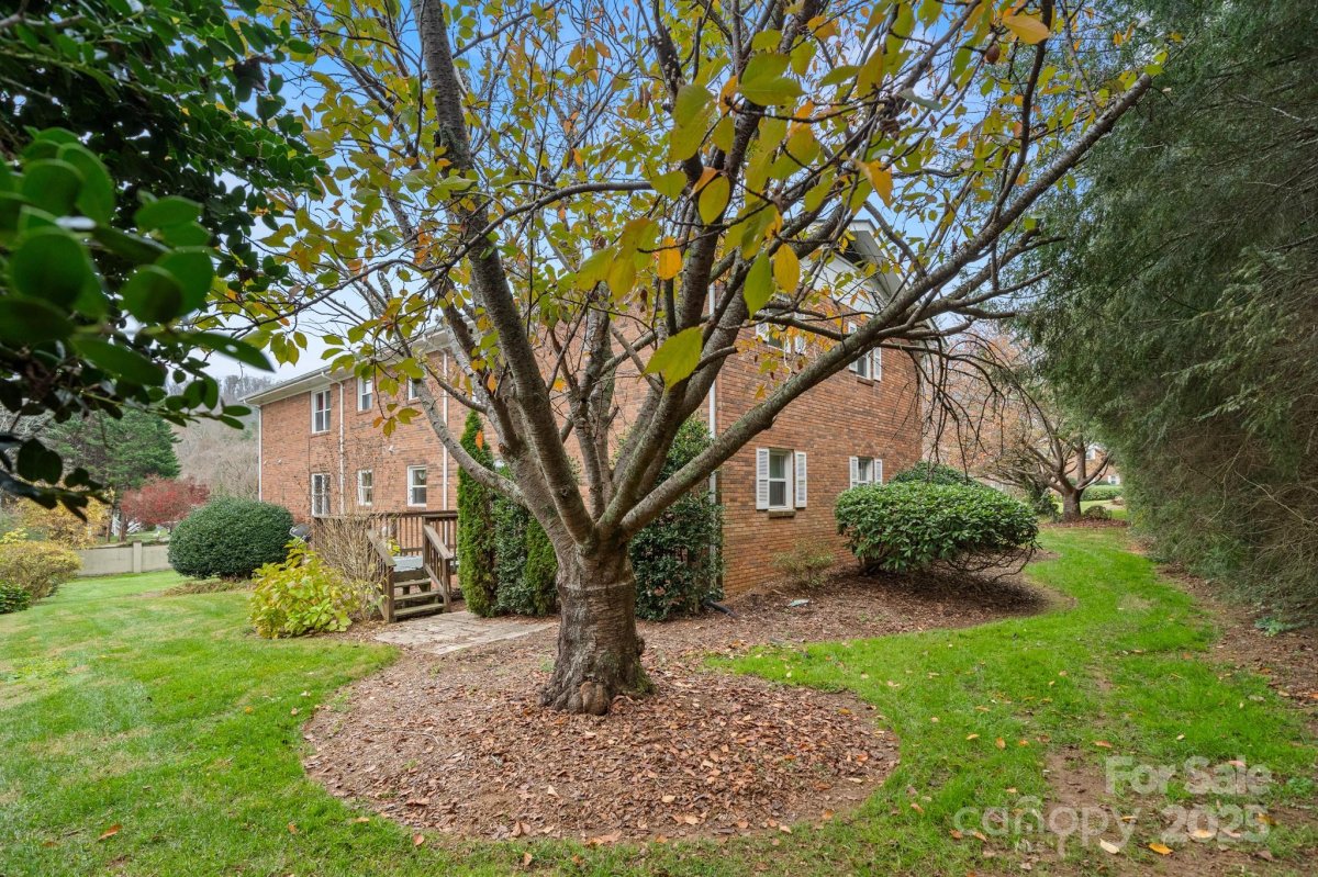 27 Capri Lane 15-D