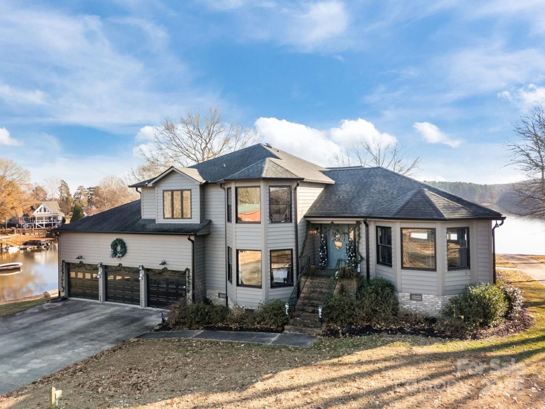 290 Foresail Road