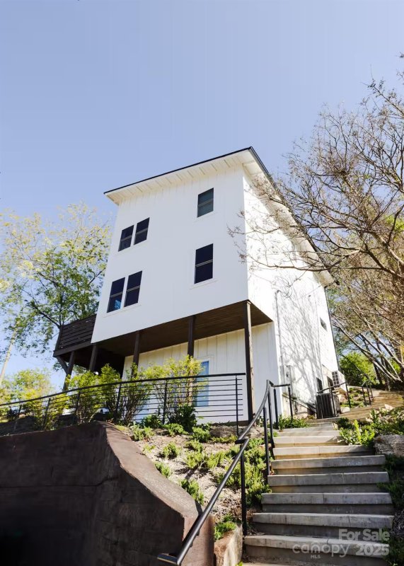 1057 Riverside Drive