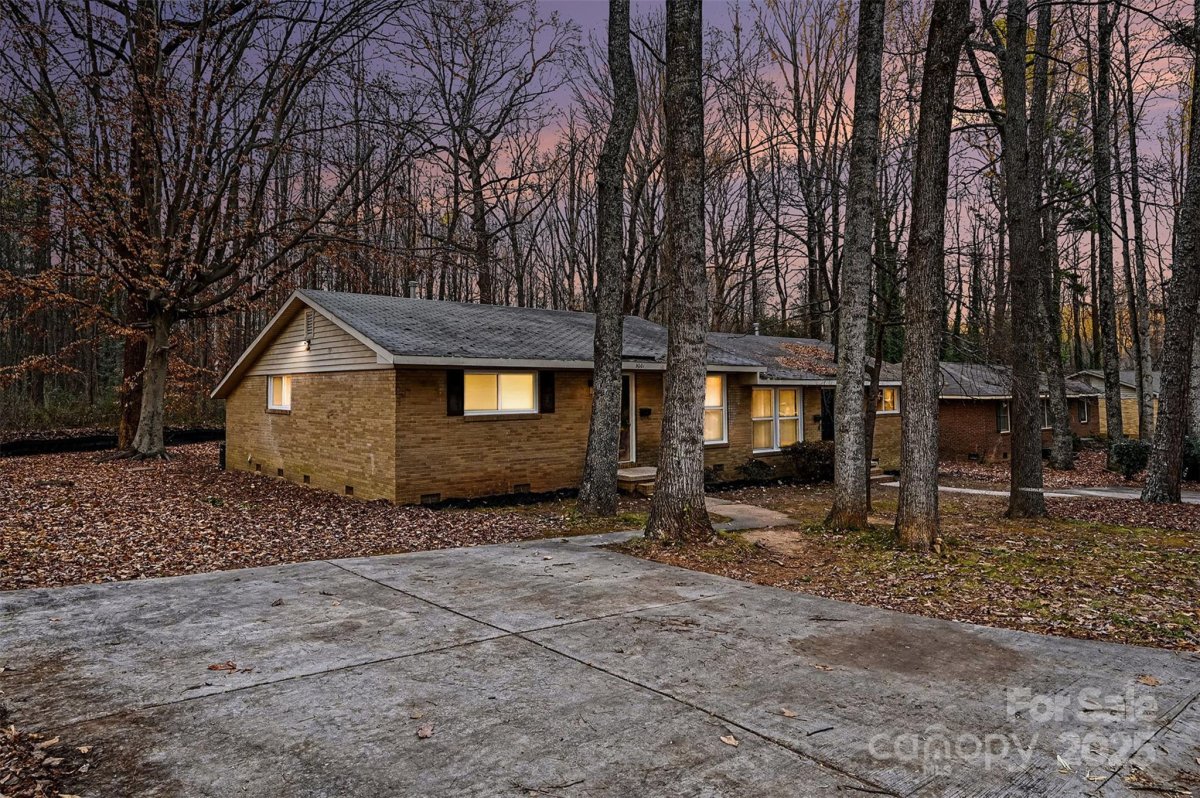5001 Lakecrest Drive