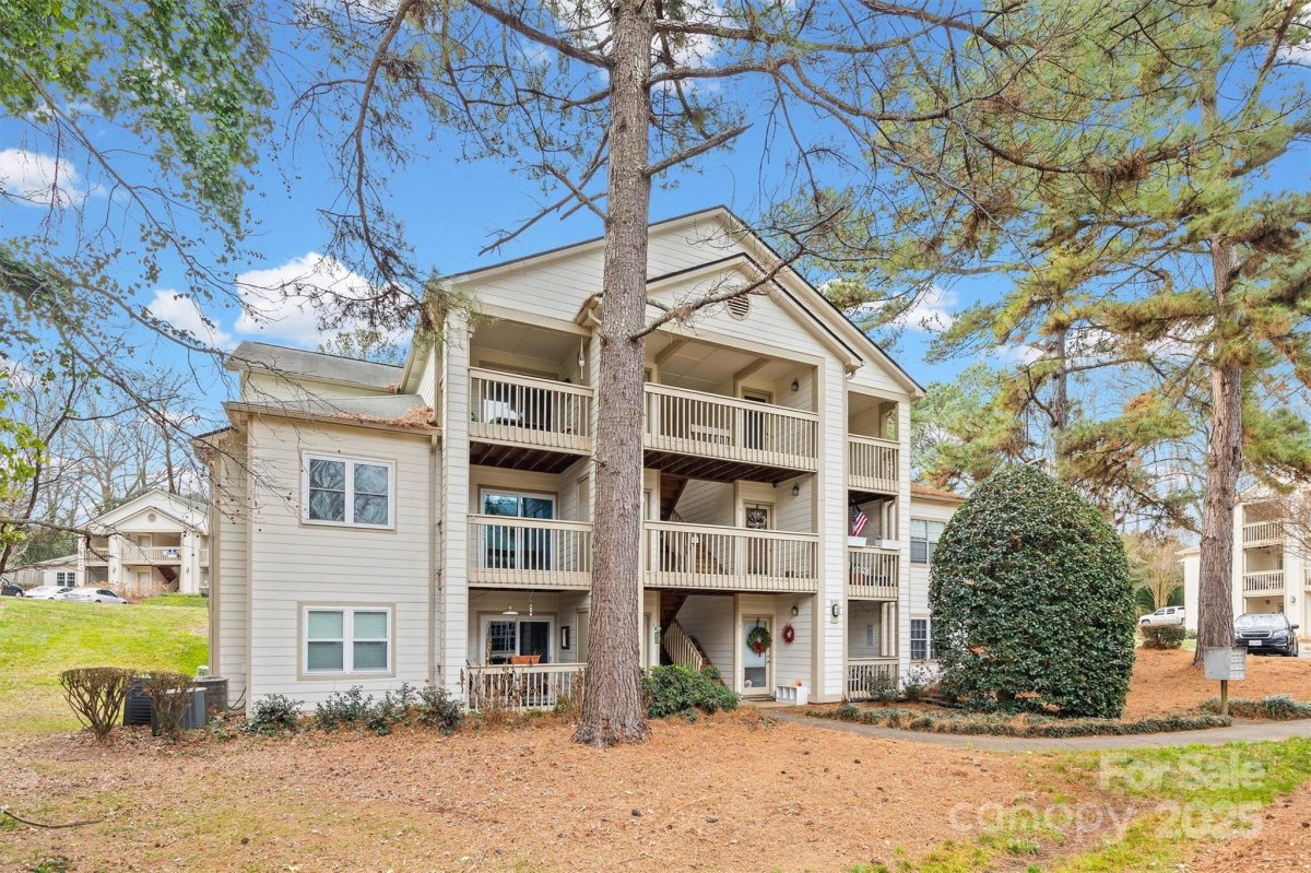 1041 Churchill Downs Court