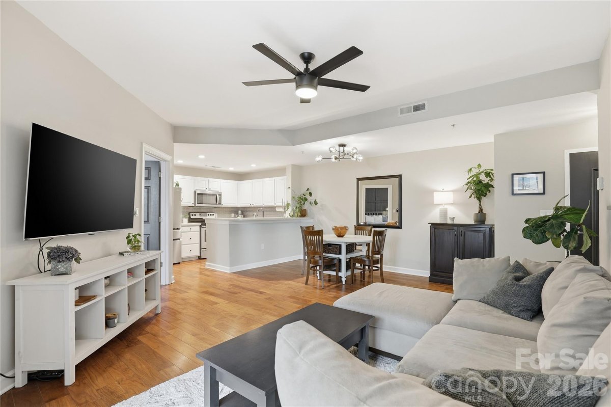 718 W Trade Street 305