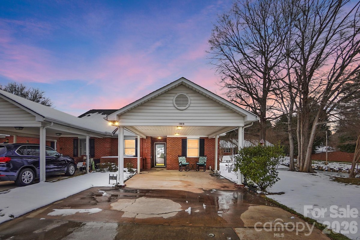 19816 Oak Leaf Circle