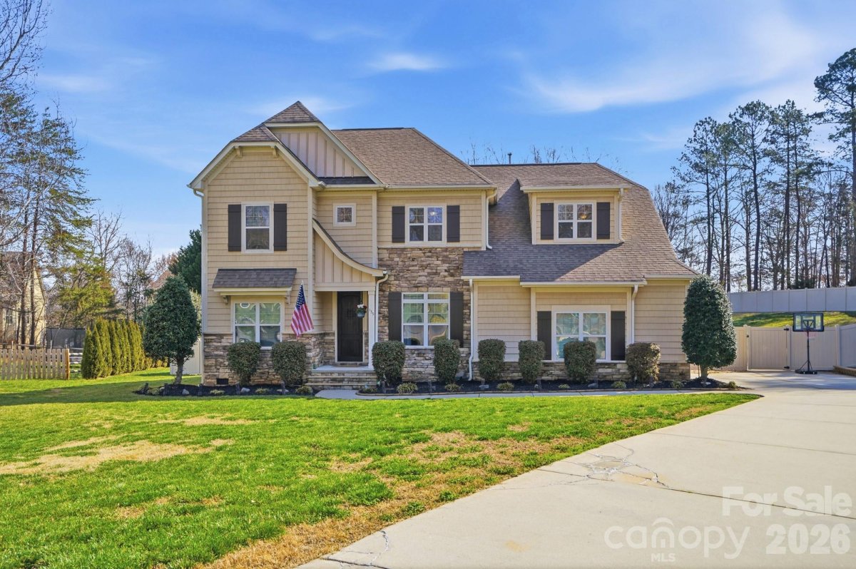 135 Lakeshore Hills Drive